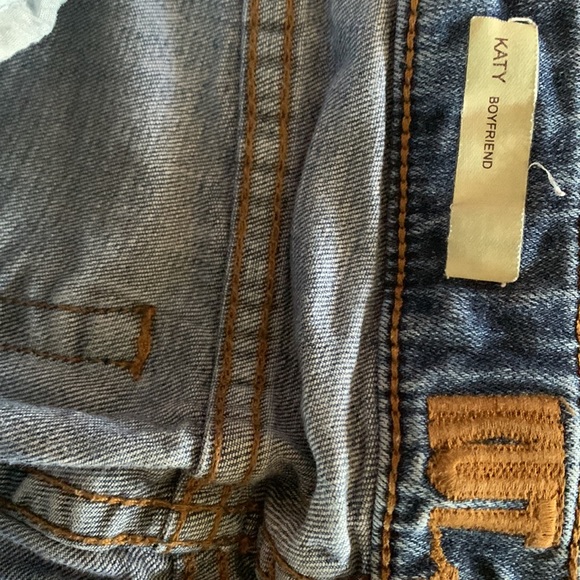 Kut from the kloth “Katy” boyfriend jeans - Picture 5 of 6